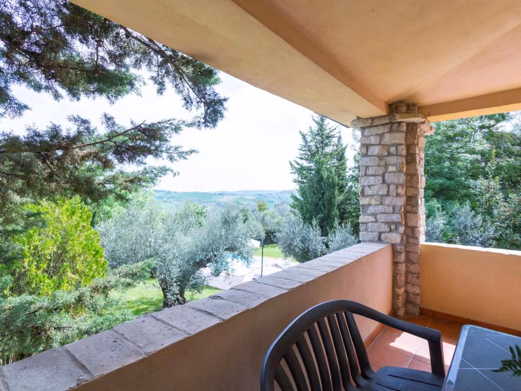 Il balcone o terrazza dell'agriturismo affacciato sulla campagna