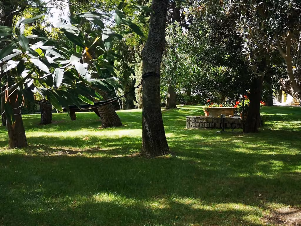 Un angolo del giardino dell'agriturismo in provincia di Chieti