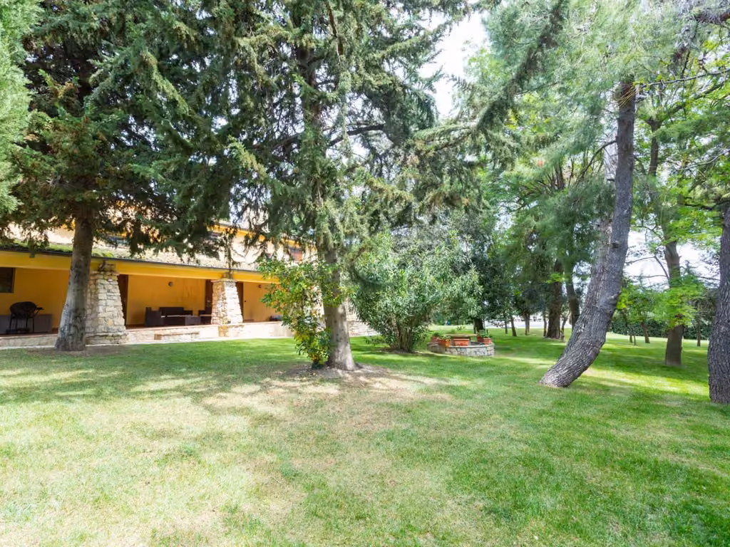 Il giardino dell'agriturismo intorno alla casa colonica di Casalbordino