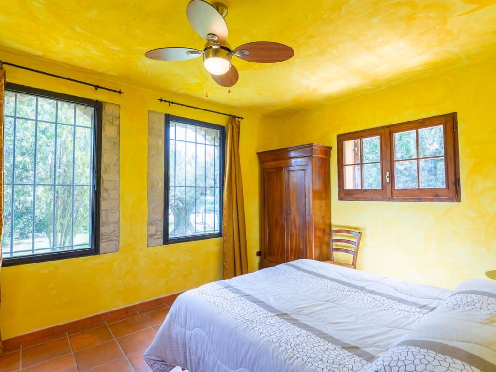 Una camera dell'agriturismo con letto matrimoniale e arredi semplici
