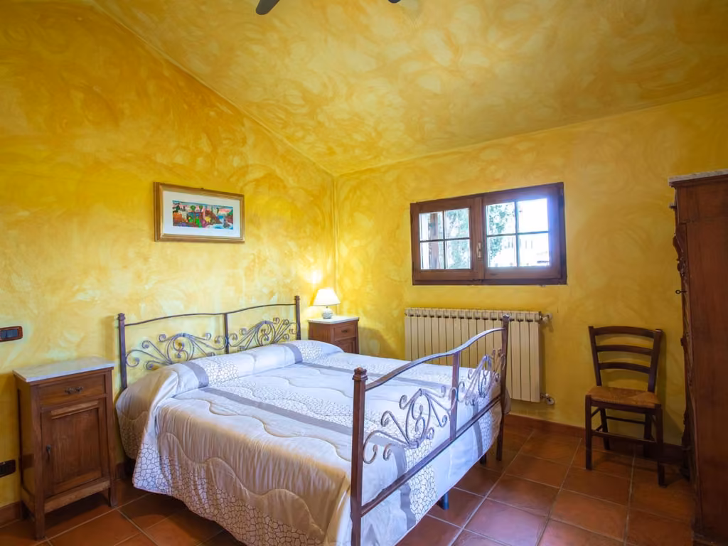 Camera tripla dell'agriturismo sulle colline di Casalbordino, con letto matrimoniale e letto singolo