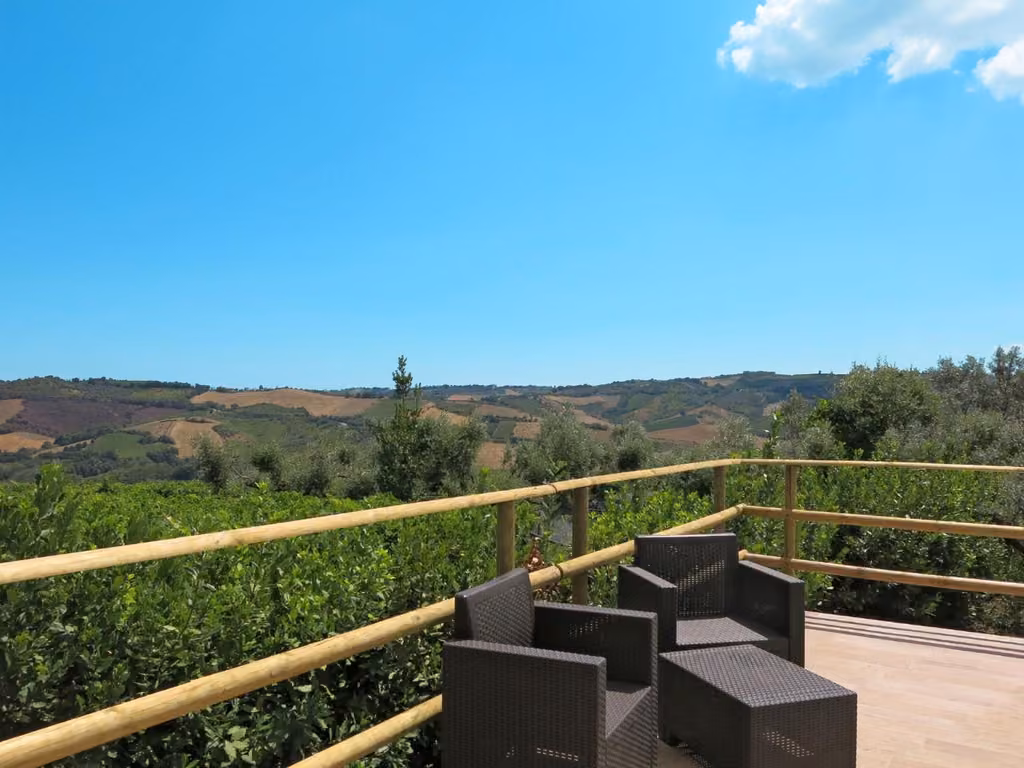 Il paesaggio naturale intorno all'agriturismo, tra le colline della costa dei Trabocchi