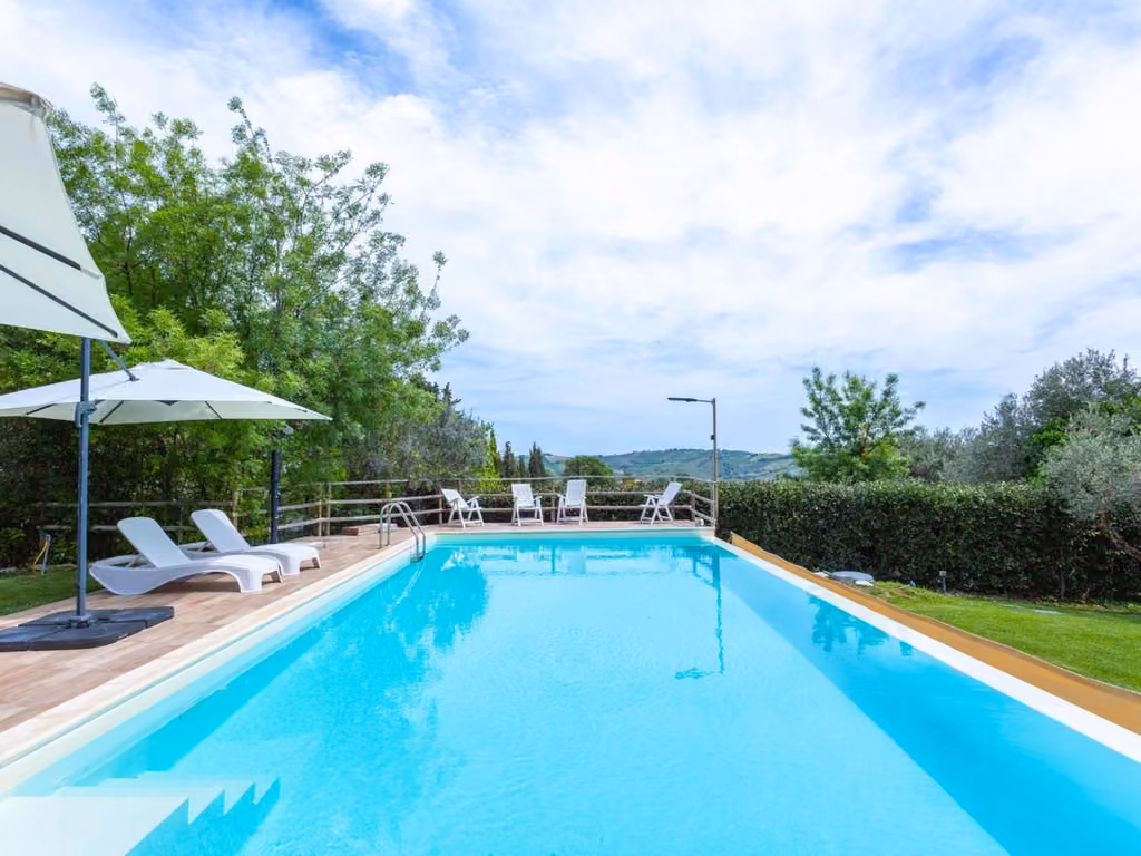 Un altro scorcio della piscina dell'agriturismo