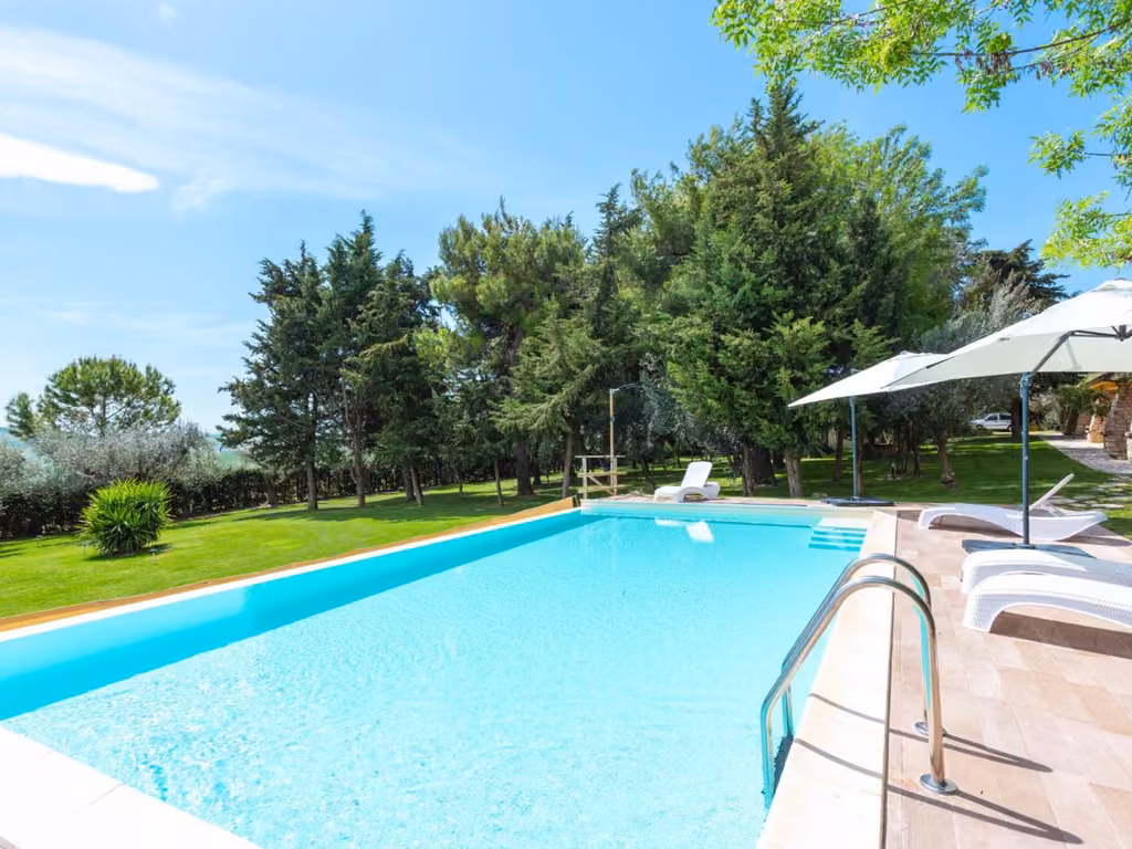 La piscina dell'agriturismo vista dal giardino