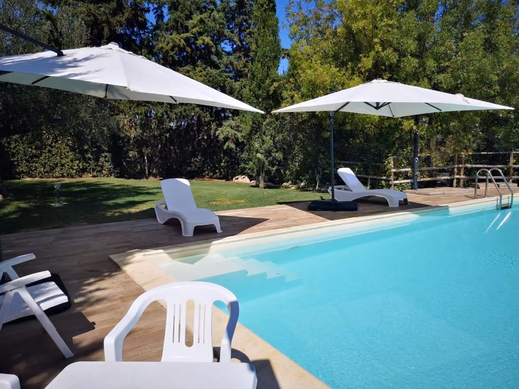 La vasca della piscina con le sedie intorno