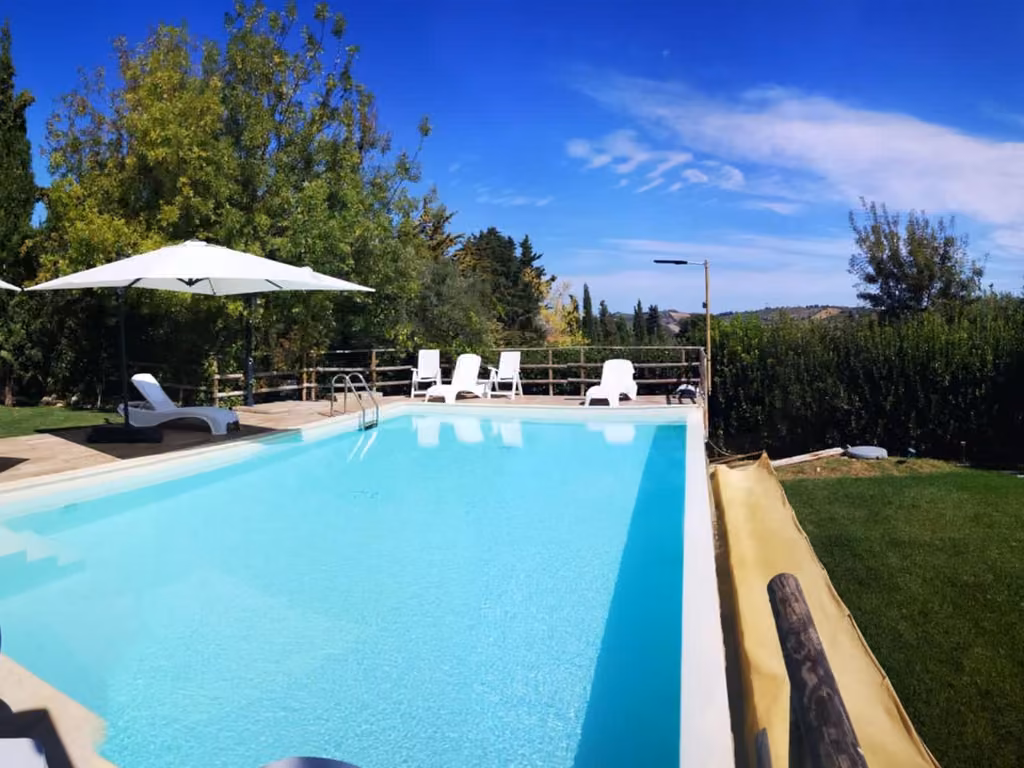 La piscina dell'Agriturismo Casale Vidorni in una giornata di sole