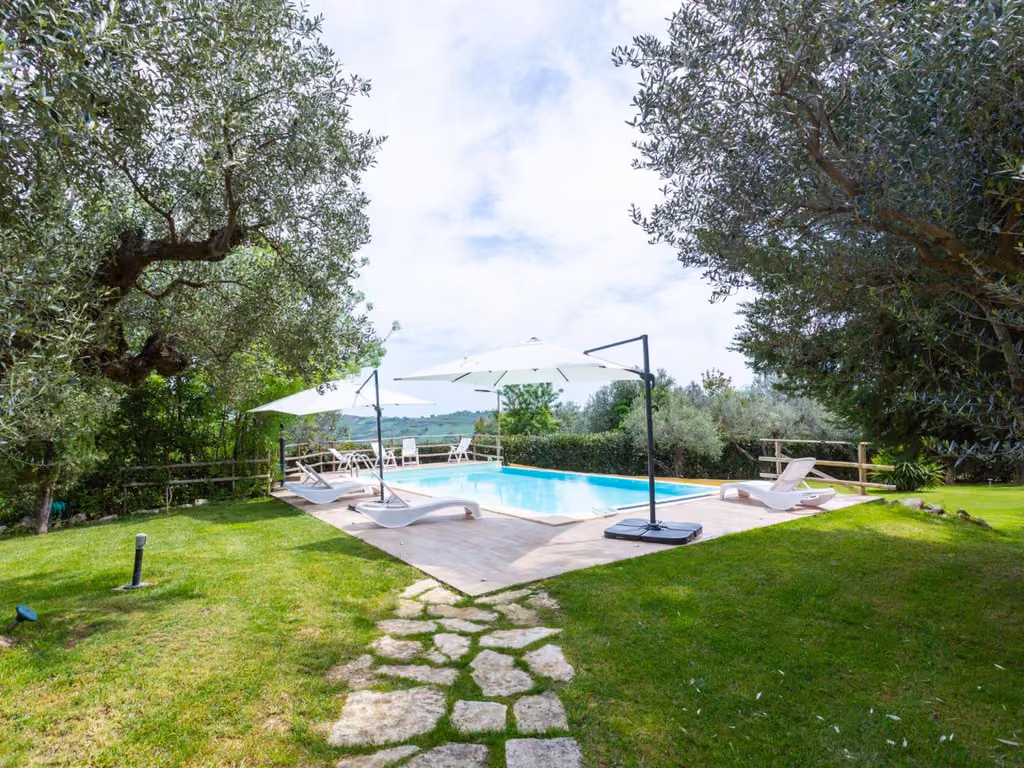 Il bordo vasca della piscina dell'agriturismo a Casalbordino