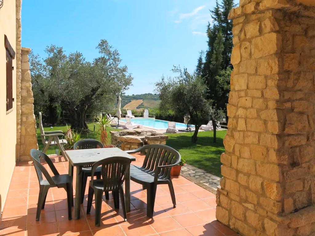 La piscina dell'Agriturismo Casale Vidorni con il solarium e le colline intorno