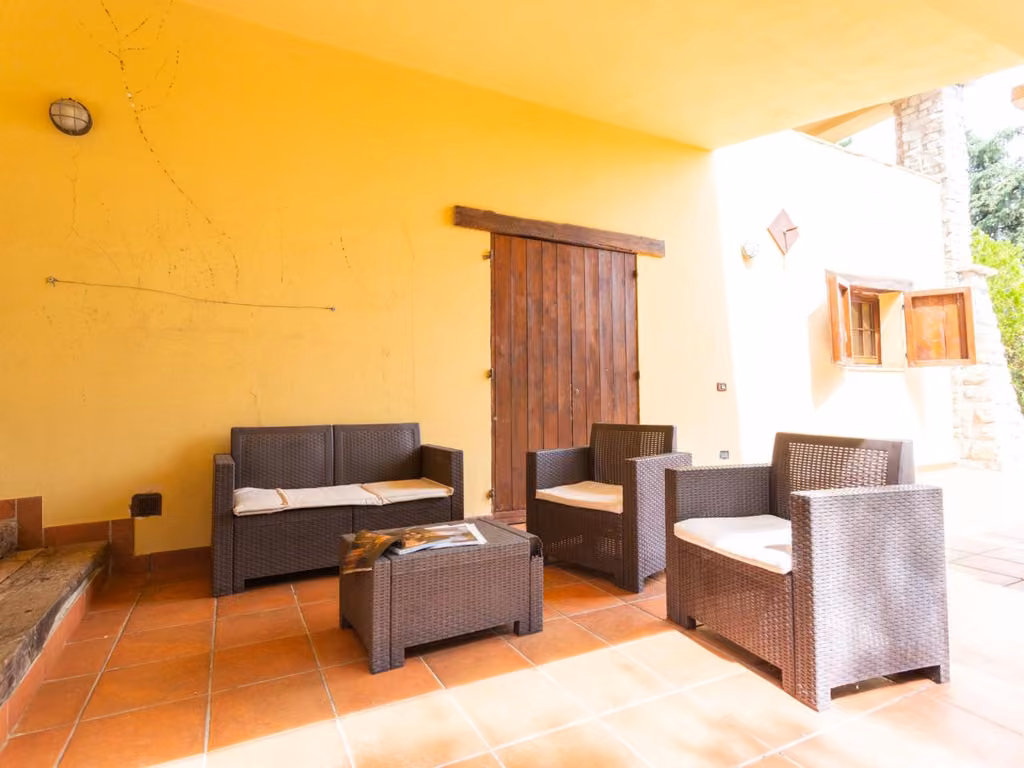 Il patio esterno dell'agriturismo con sedie e tavoli per mangiare all'aperto