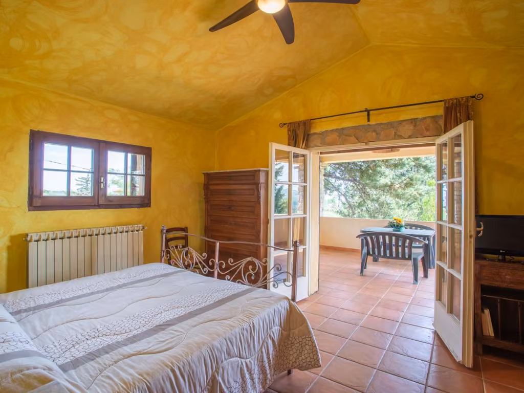 Camera doppia dell'Agriturismo Casale Vidorni a Casalbordino, con letto matrimoniale e porta scorrevole in vetro
