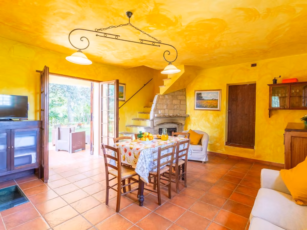 La sala da pranzo dell'agriturismo con il tavolo apparecchiato