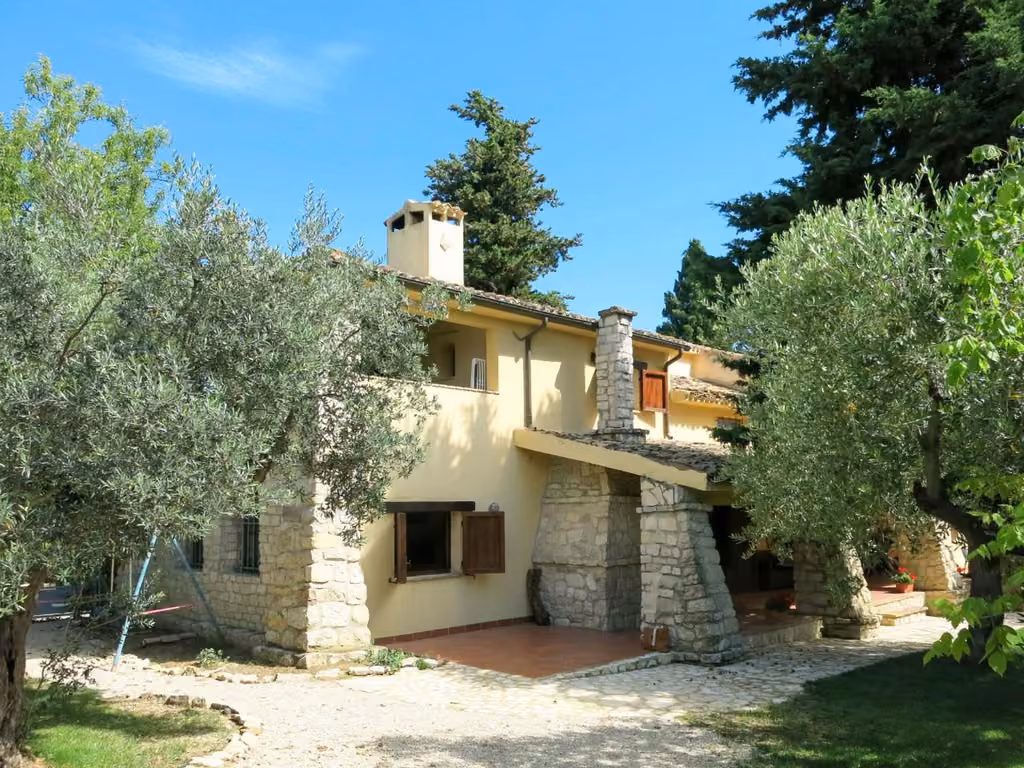 Vista esterna dell'Agriturismo Casale Vidorni, tra le colline di Casalbordino in provincia di Chieti